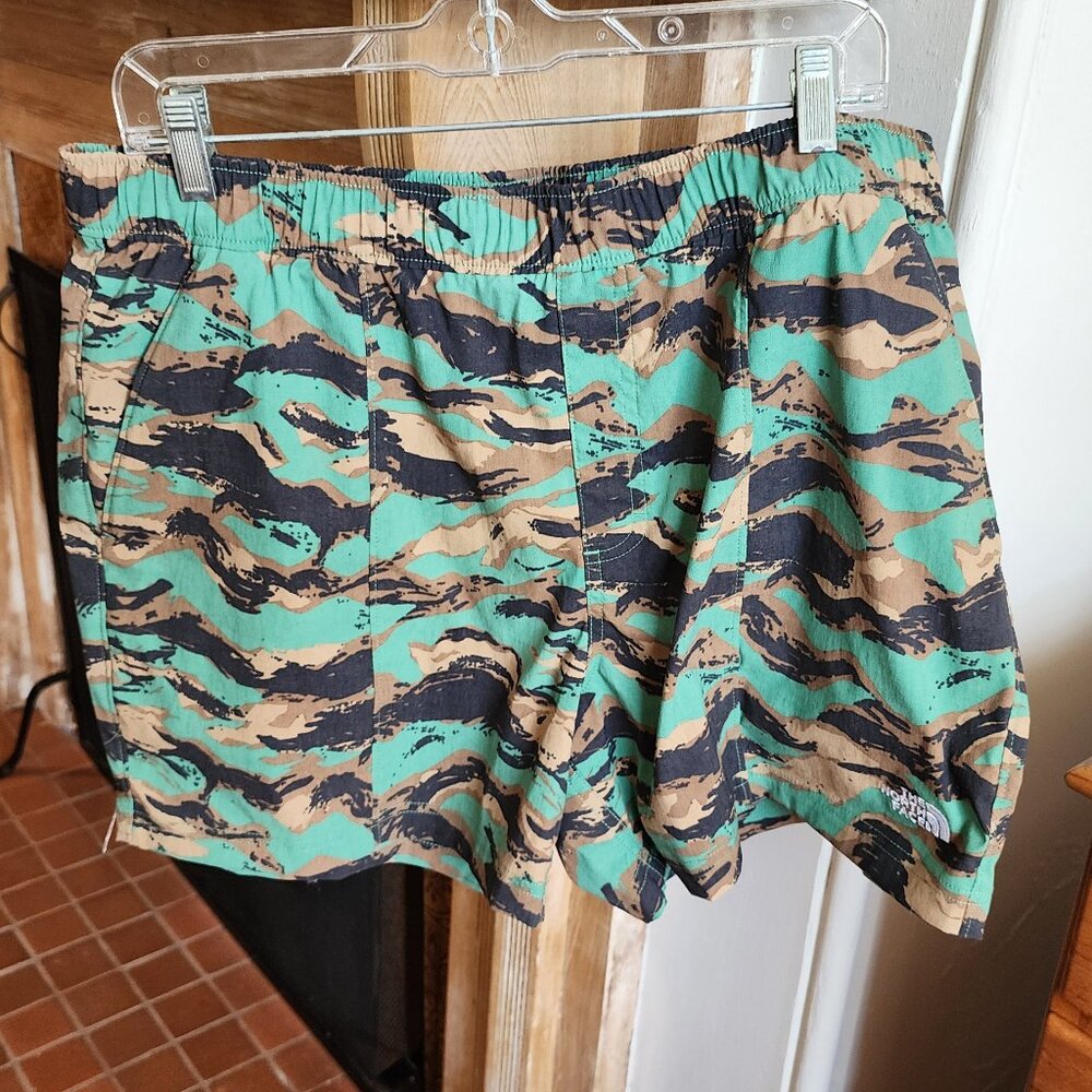 The North Face Class V Pull-On Short Size Large 5" Inseam Tiger Camo